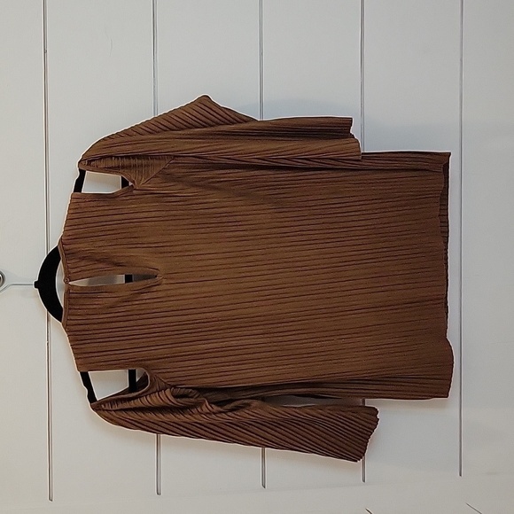 CHICO'S size 1 (medium/8) brown peek a boo shoulder shirt - Picture 2 of 4